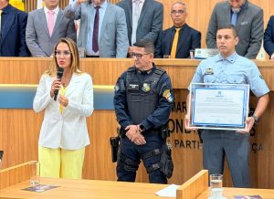 Vereadora Kalynka homenageia PMs por prisão de suspeito de furtos contra mulheres e destaca juristas na Câmara de Rondonópolis