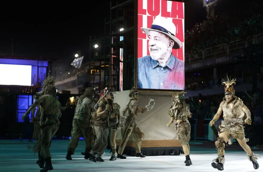 Desfile em homenagem a Lula faz TV Globo perder audiência
