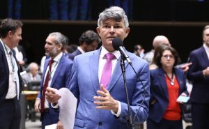 SHOWMÍCIO DO LULA: Medeiros aciona PGR e TSE contra escola de samba por crime eleitoral e ataque à liberdade religiosa