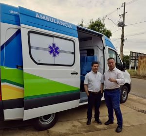 Prefeito Cláudio comemora entrega de ambulância com emenda do vereador Felipe Horta; vídeo