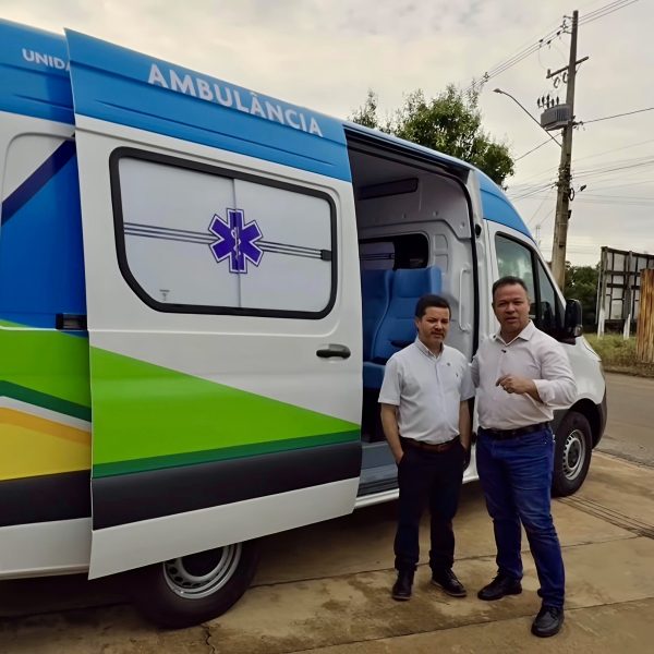 Prefeito Cláudio comemora entrega de ambulância com emenda do vereador Felipe Horta; vídeo