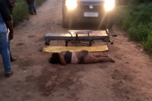 Vídeo forte mostra mulher ferida após marido atropelá-la e atacá-la com ‘macaco’ em MT; vítima morreu