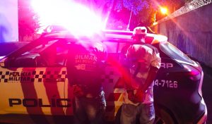 Idosa vive momentos de terror: dupla invade casa, ameaça e arranca dinheiro via PIX em Rondonópolis