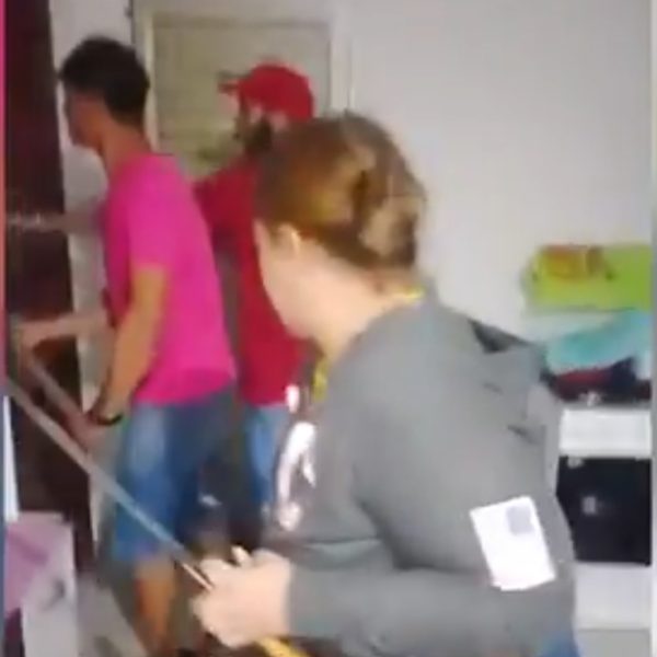Casal nu é espancado em casa com golpes de facão durante ‘tribunal do crime’ de facção; vídeo forte
