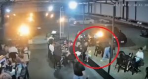 Vídeo mostra homem sendo assassinado com tiros à queima roupa na frente filho pequeno em lanchonete