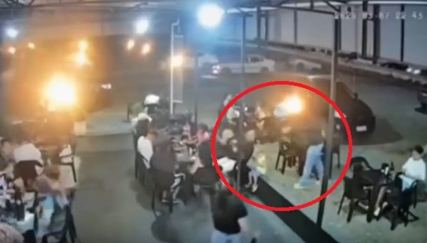 Vídeo mostra homem sendo assassinado com tiros à queima roupa na frente filho pequeno em lanchonete