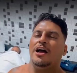 Chumbo trocado: homem descobre traição da esposa com amigo e dá o troco na mesma moeda; assista