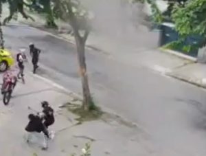 Motociclista leva cinco tiros durante assalto e sobrevive após bala atravessar capacete; vídeo