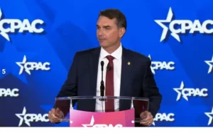 Flávio desembarca nos EUA nesta segunda para reunião com Trump