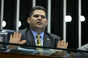 Alcolumbre mantém quebra de sigilo de Lulinha em CPMI do INSS