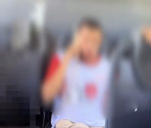 Revoltante: vídeo mostra adolescentes humilhando jovem com deficiência dentro de ônibus em MT