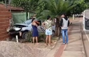 Motociclista invade preferencial e causa grave acidente próximo ao Atacadão em Rondonópolis; vídeo