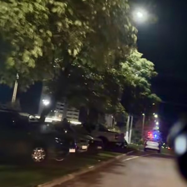 Clientes de bares transformam canteiro em estacionamento e são multados pela PM em Rondonópolis; assista