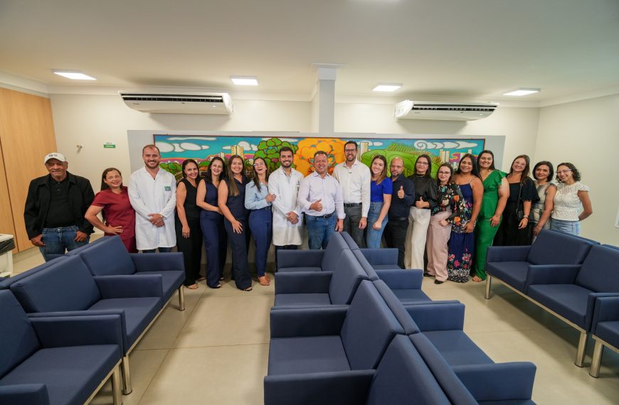 Em 1ª etapa da reforma, prefeito Cláudio e secretário entregam recepção da UPA modernizada e com padrão de excelência