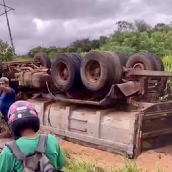 Caminhoneiros perdem controle ao tentar evitar carro e caminhões tombam no Anel Viário em Rondonópolis; vídeo