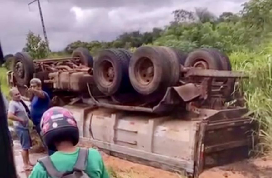 Caminhoneiros perdem controle ao tentar evitar carro e caminhões tombam no Anel Viário em Rondonópolis; vídeo