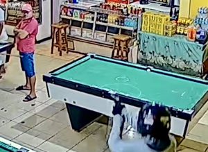 Vídeo mostra pistoleiro de capacete assassinando homem dentro de bar em MT