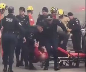 Bombeiro surtado ameaça companheira após suposto chifre e incendeia a própria casa; vídeo