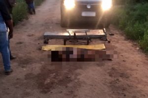 Vídeo forte mostra mulher ferida após marido atropelá-la e atacá-la com ‘macaco’ em MT; vítima morreu