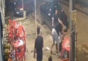 Homem é assassinado com 15 facadas na frente da família durante briga de bar; assista