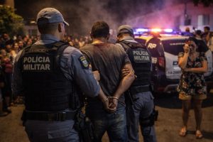 Lunático espanca a ex e ameaça ‘passar’ a família inteira em Rondonópolis; PM usa gás pra acabar com tumulto