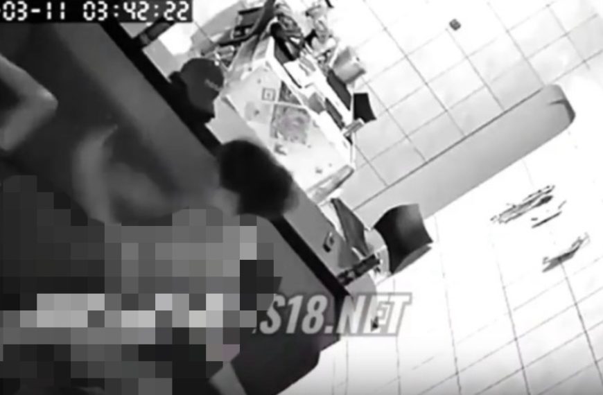 Mulher esfaqueia homem no peito durante relação sexual após ele recusar a comprar droga; assista