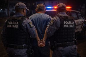 Homem ameaça arrancar pescoço de vizinha, é liberado e diz que queimaria casa com crianças em Rondonópolis