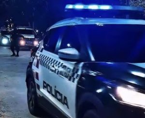 Motoqueiros quase passam por cima de agentes, fogem e acabam caindo após perseguição em Rondonópolis