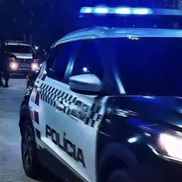 Motoqueiros quase passam por cima de agentes, fogem e acabam caindo após perseguição em Rondonópolis
