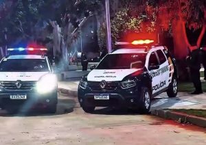 ‘Garanhão’ cai em armadilha amorosa e tem carro alvejado por marido; PM está na cola do suspeito