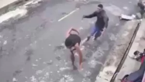 Jovem esfaqueia atual da ex até a morte na frente das câmeras; vídeo choca