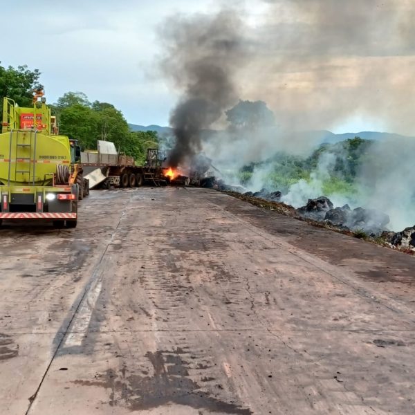 Carreta carregada de algodão pega fogo após colisão na BR-364 na Serra de São Vicente; vídeo
