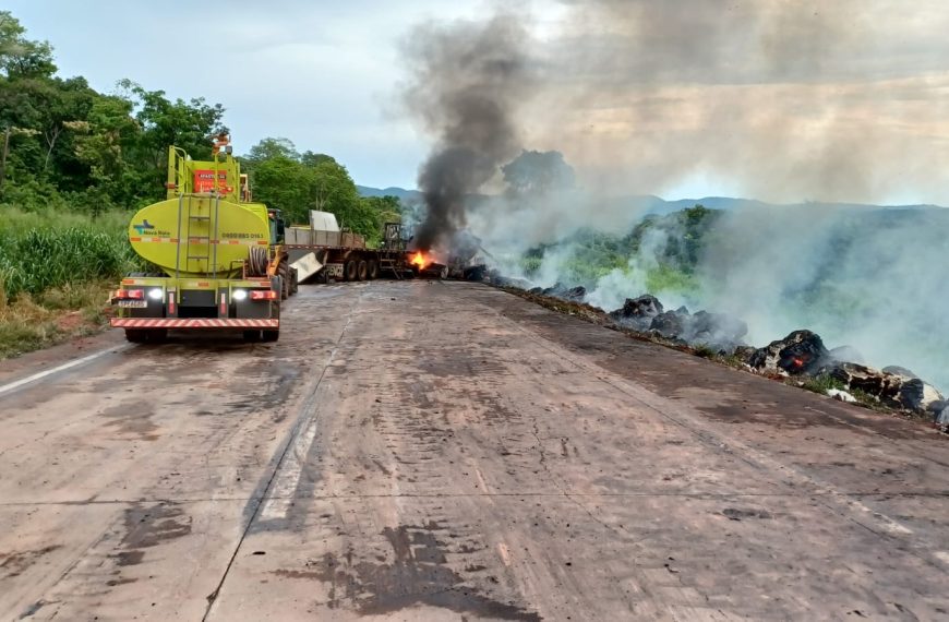 Carreta carregada de algodão pega fogo após colisão na BR-364 na Serra de São Vicente; vídeo