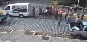 Mulher leva tiros à queima-roupa durante velório da própria mãe; vídeo mostra tudo