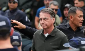 Ex-presidente Jair Bolsonaro vai ao hospital após calafrios e vômito