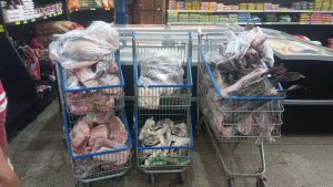 Procon apreende 170 quilos de carne podre e com moscas em supermercado em Rondonópolis