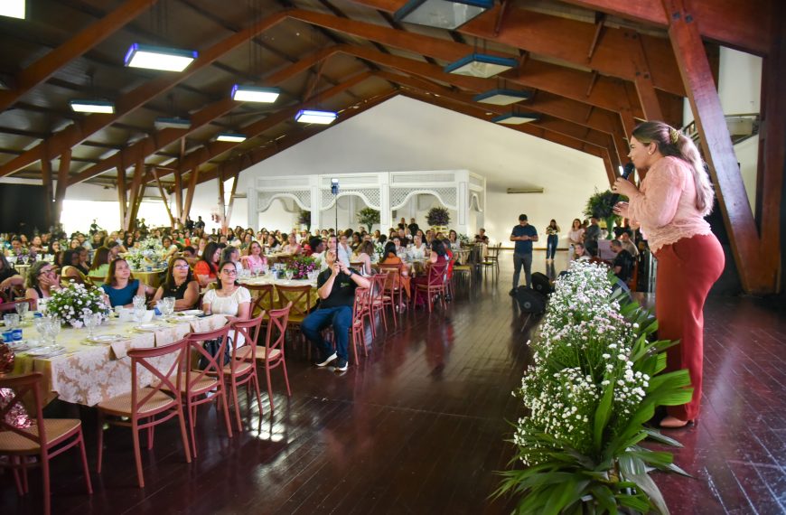 Evento reúne servidoras municipais da Educação em celebração ao mês da mulher em Rondonópolis