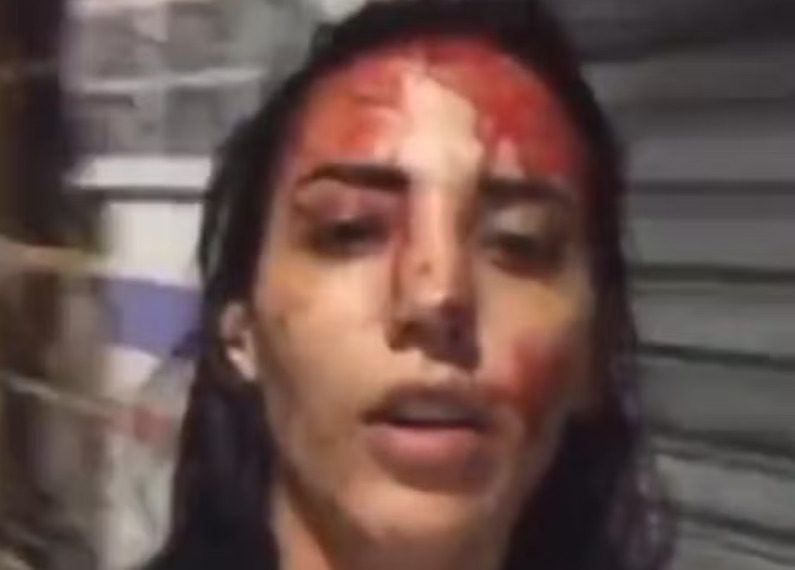 Jovem esfaqueia o ex por sofrer agressões e grava vídeo banhada em sangue: ‘Tô indo presa, feliz’