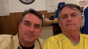 Flávio vira advogado de Bolsonaro e amplia acesso ao pai na prisão