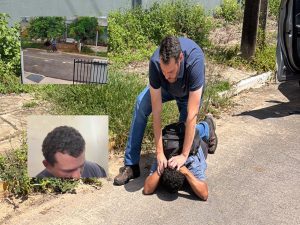 Vídeos mostram homem saindo de casa após estuprar mulher na frente do filho e sendo preso em MT