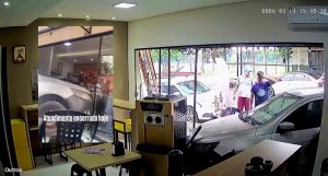 Carro liga sozinho em oficina, atravessa rua e destrói sorveteria em Rondonópolis; assista