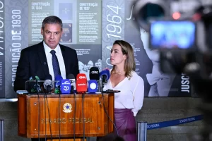 Falsa acusação de estupro: Relator da CPMI do INSS pede prisão de Lindbergh e Soraya