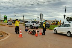 Motorista invade preferencial e derruba motociclista em rotatória na Avenida dos Estudantes