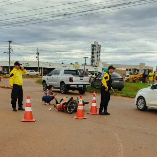 Motorista invade preferencial e derruba motociclista em rotatória na Avenida dos Estudantes