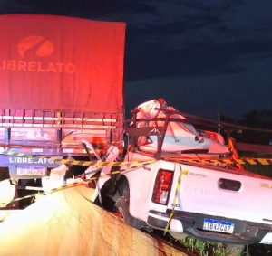 Motorista morre preso às ferragens após colisão brutal com carreta na Serra de São Vicente; vídeo