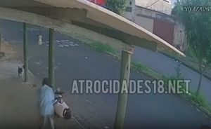 Morador de rua tem cabeça esmagada com cano de aço enquanto dormia na calçada; vídeo