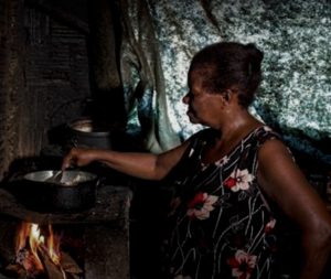 Sob Lula, gás dispara a R$ 140 e brasileiros voltam ao fogão a lenha; assista