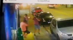 Homens são executados após discussão fútil por cerveja quente em bar; vídeo mostra o crime