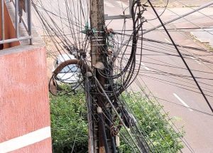 Caos nos postes: Prefeitura denuncia Energisa por fios soltos e serviço que revolta consumidores em Rondonópolis