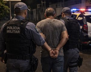 Rondonópolis: machão toca o terror ao ameaçar esposa e enteada com pedaço de pau e mulher ainda passa pano